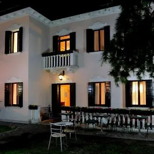 villa-crispi.hotelinveneto.com/