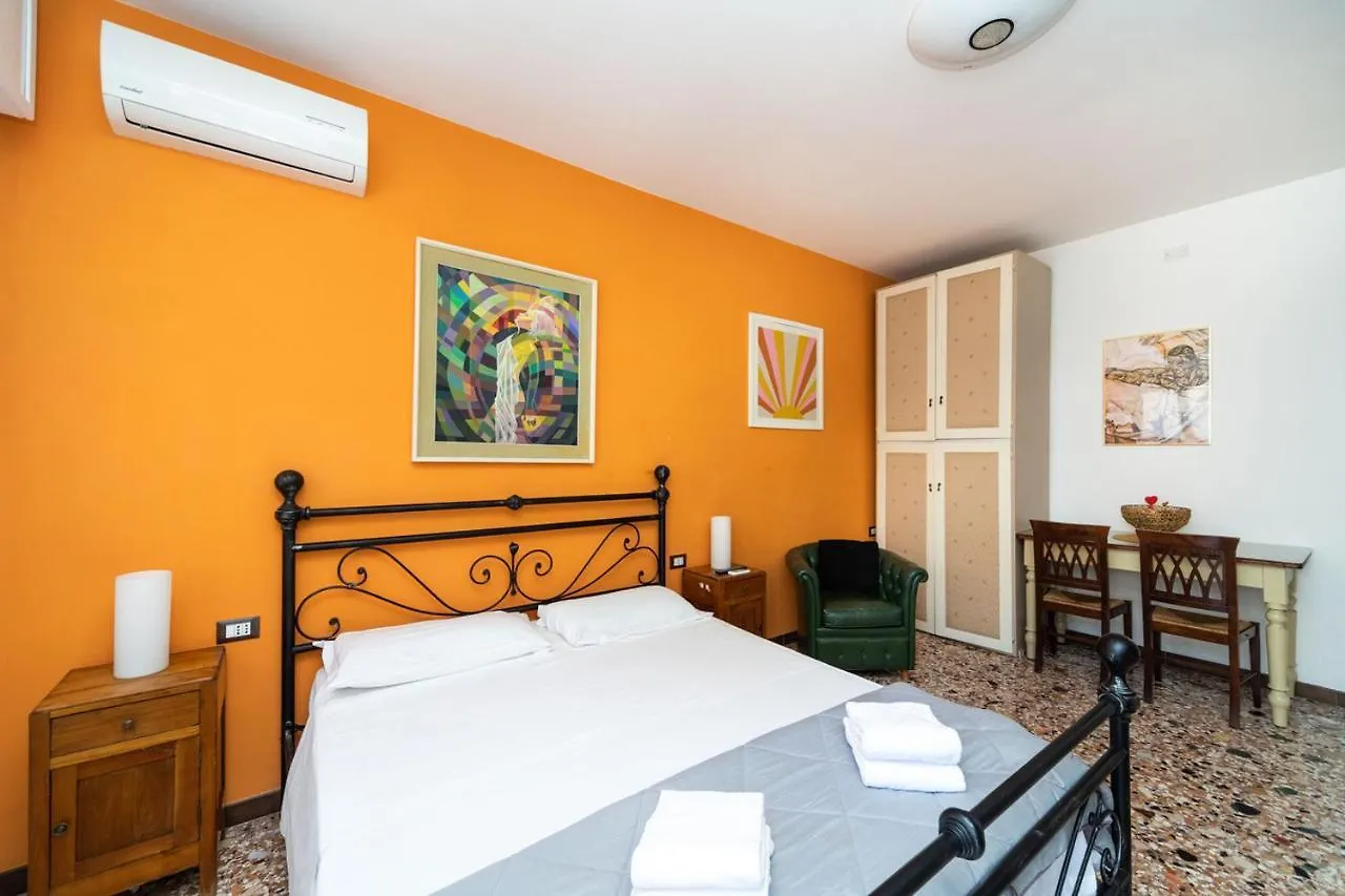 Monti Guesthouse Mestre 0*,  Italia